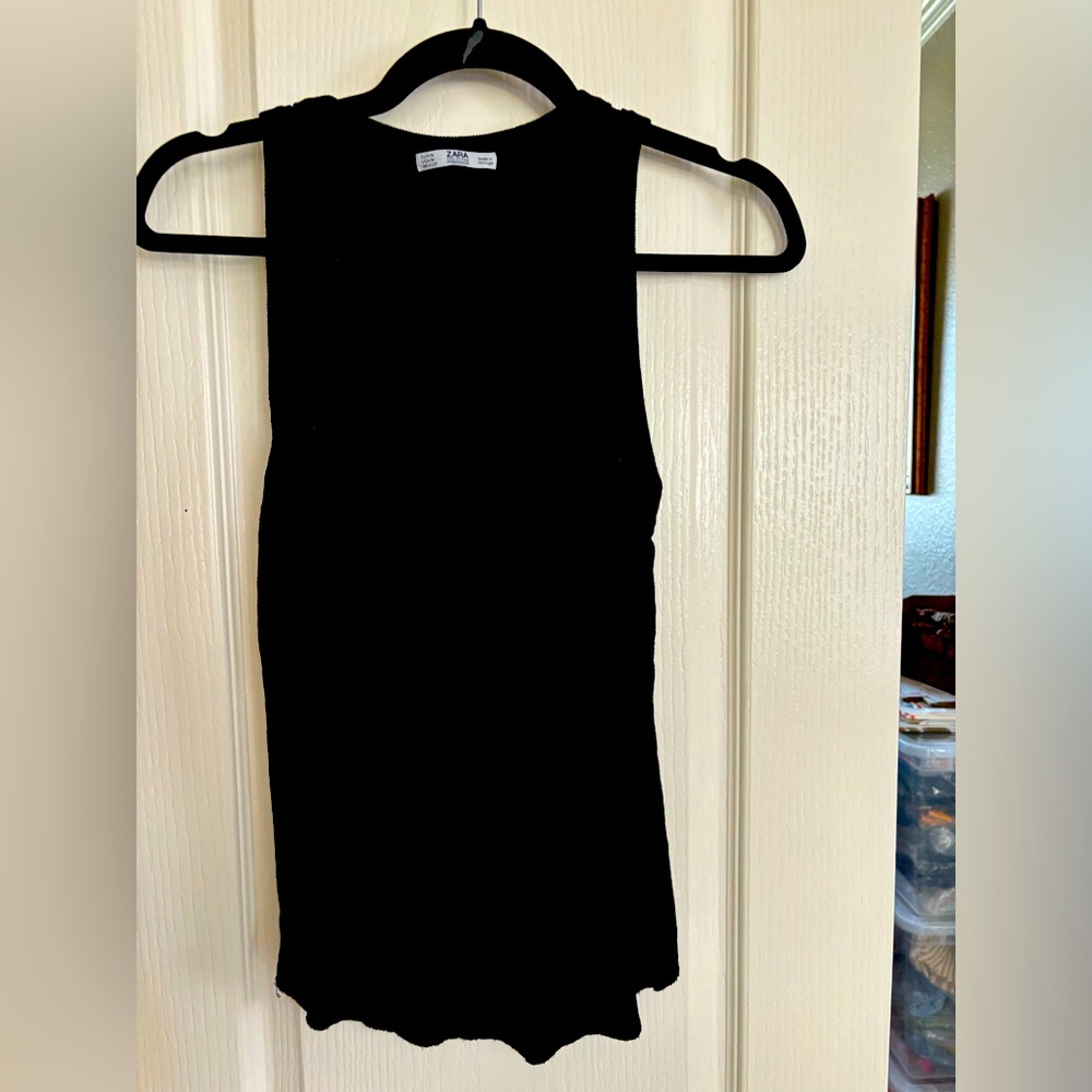 Zara ribbed tank size medium lightweight. Good condition lightweight material.